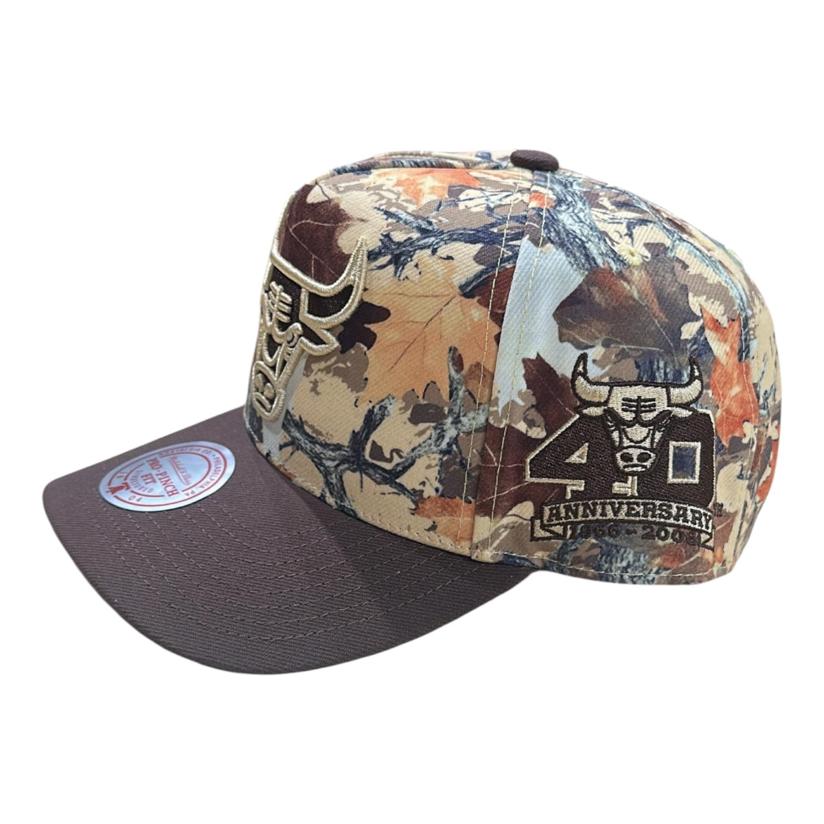 MITCHELL & NESS: Bulls Camo Leaf Snapback