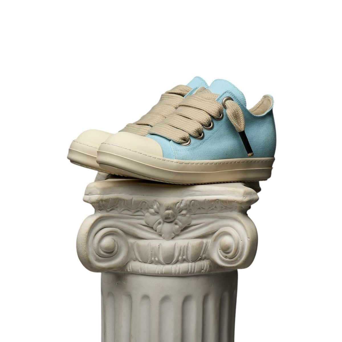 DUAA: Salm 28 Low Top Canvas Sneaker