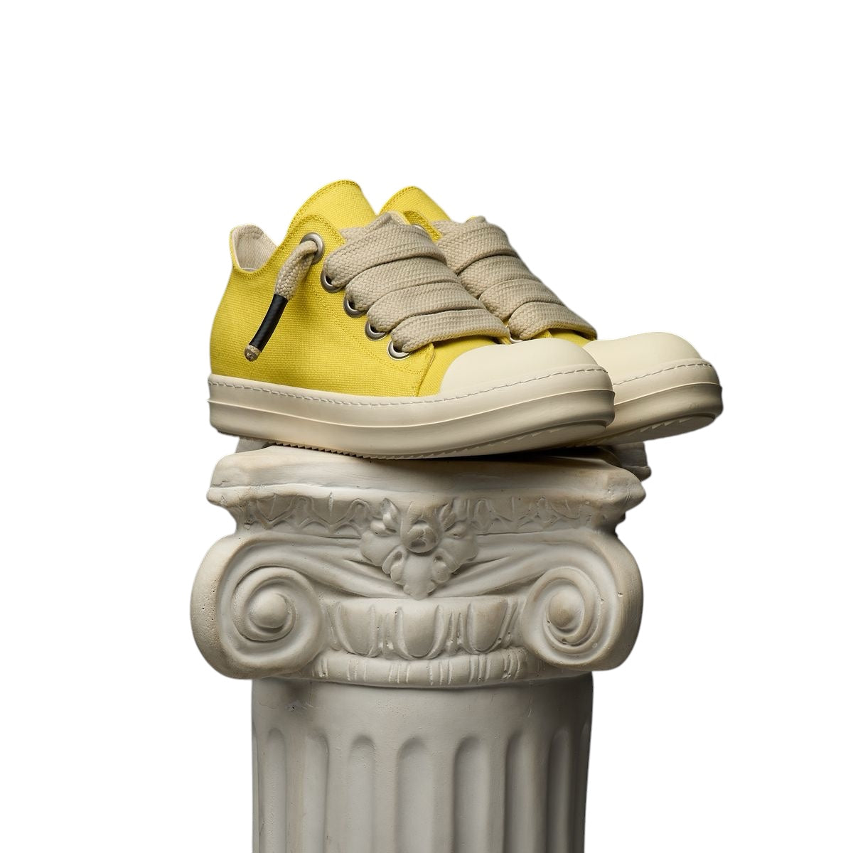 DUAA: Salm 28 Low Top Canvas Sneaker
