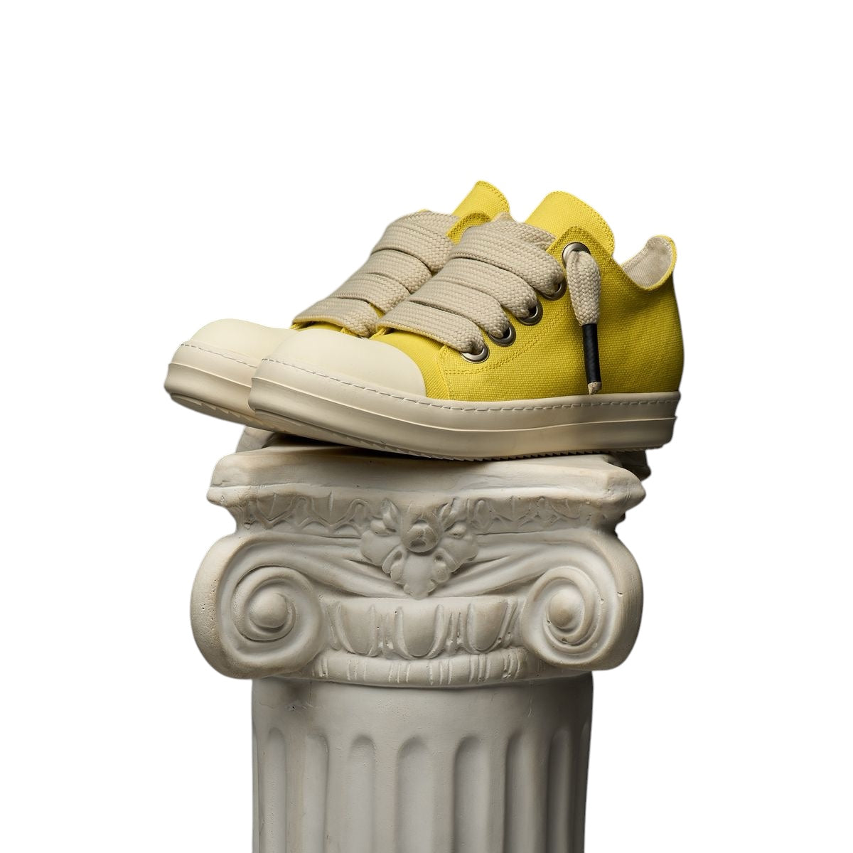 DUAA: Salm 28 Low Top Canvas Sneaker