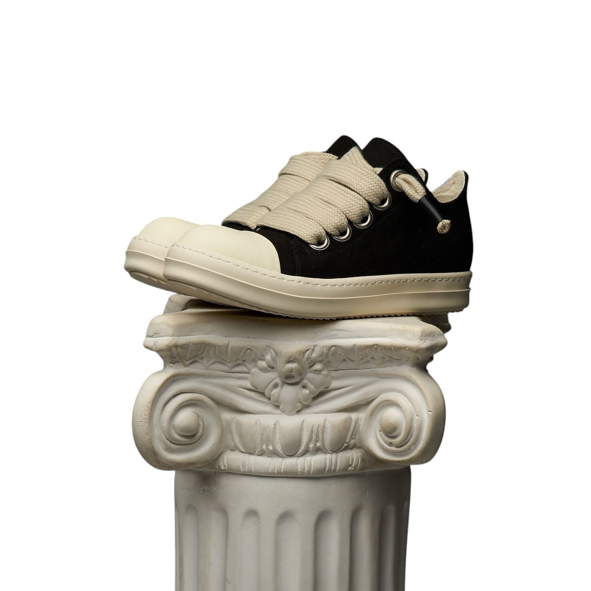 DUAA: Salm 28 Low Top Canvas Sneaker