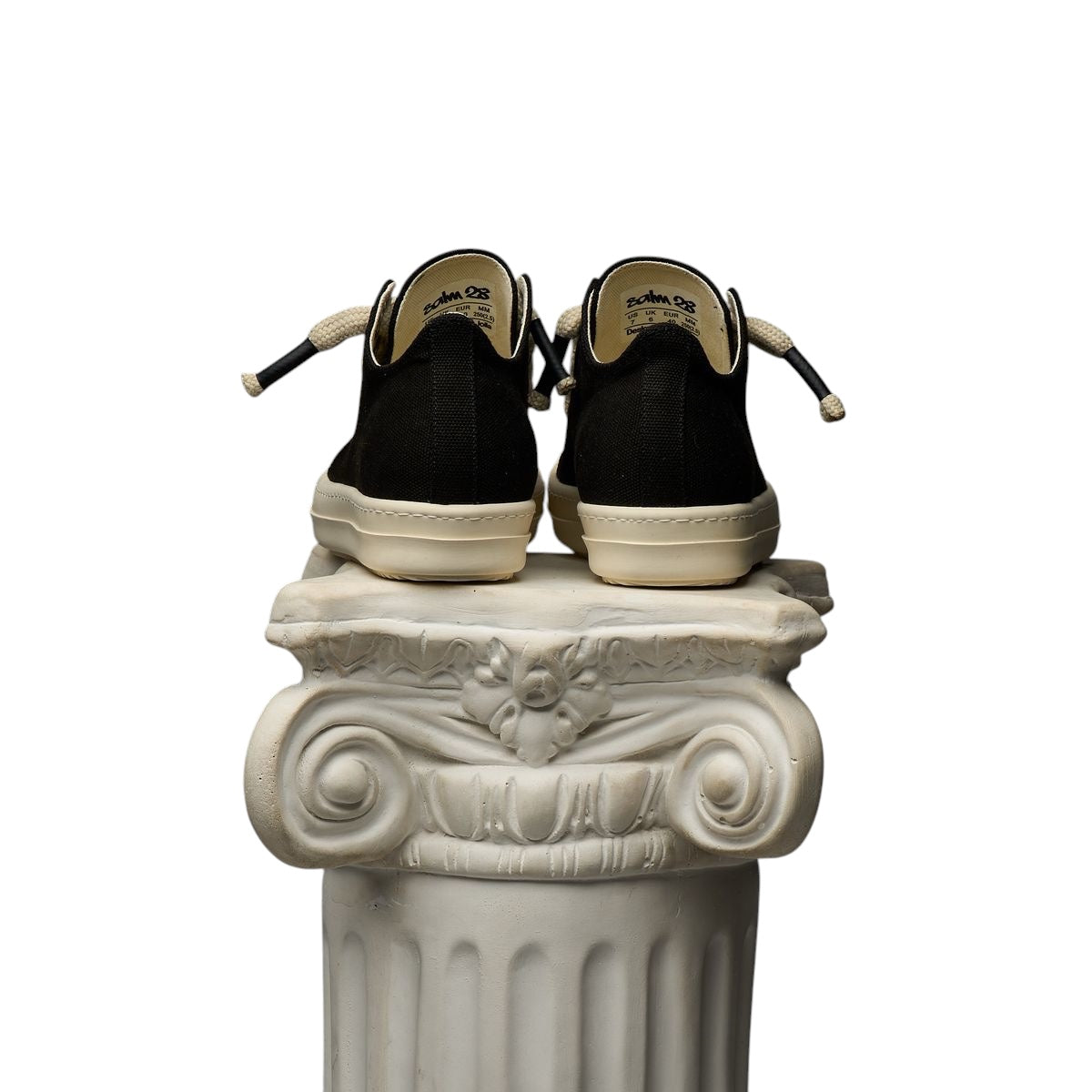 DUAA: Salm 28 Low Top Canvas Sneaker