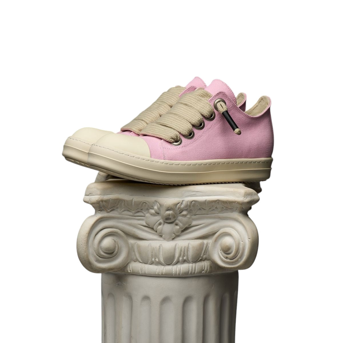 DUAA: Salm 28 Low Top Canvas Sneaker
