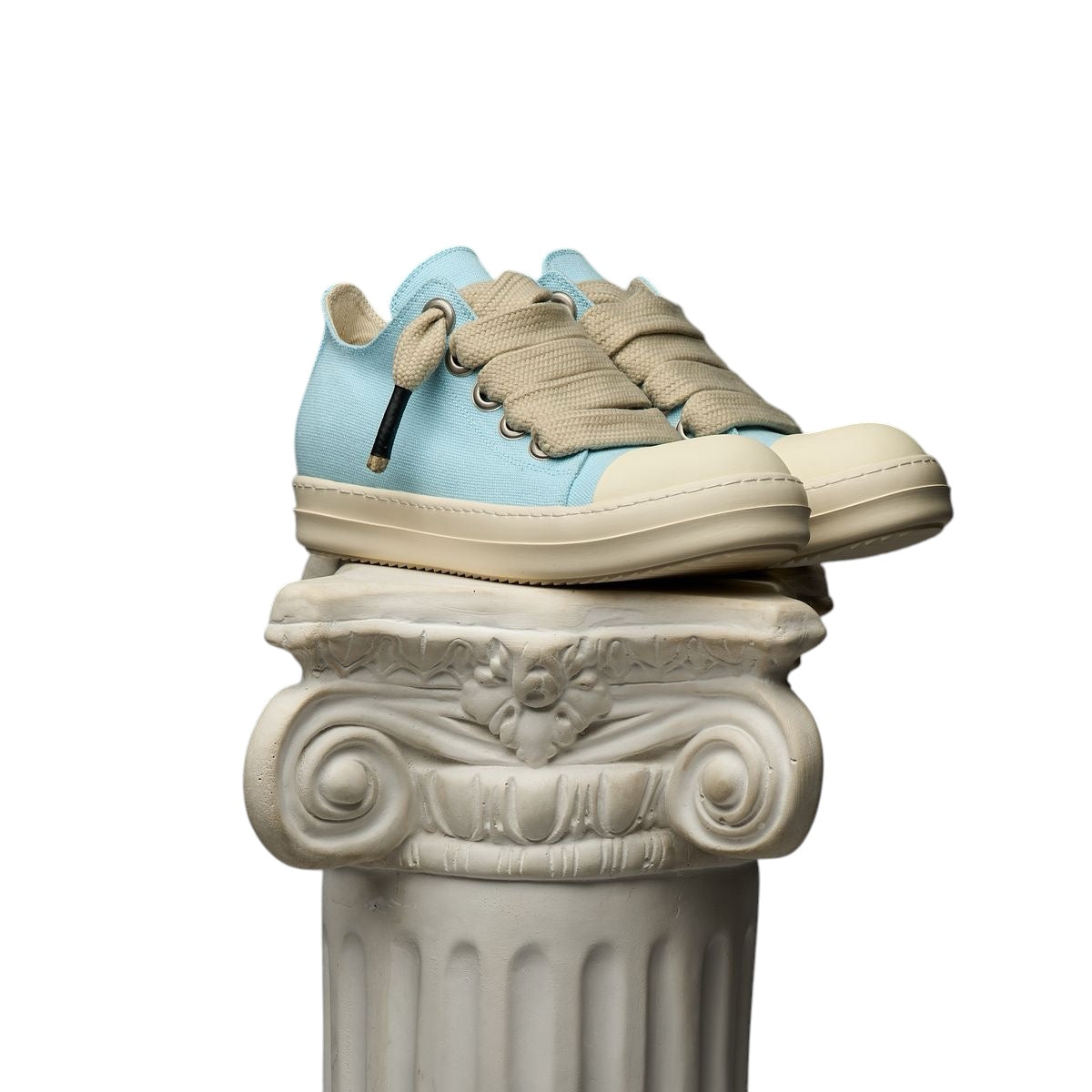 DUAA: Salm 28 Low Top Canvas Sneaker