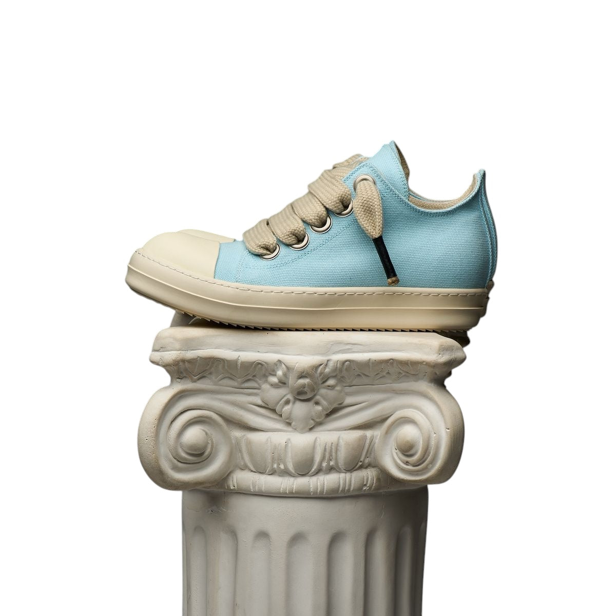 DUAA: Salm 28 Low Top Canvas Sneaker